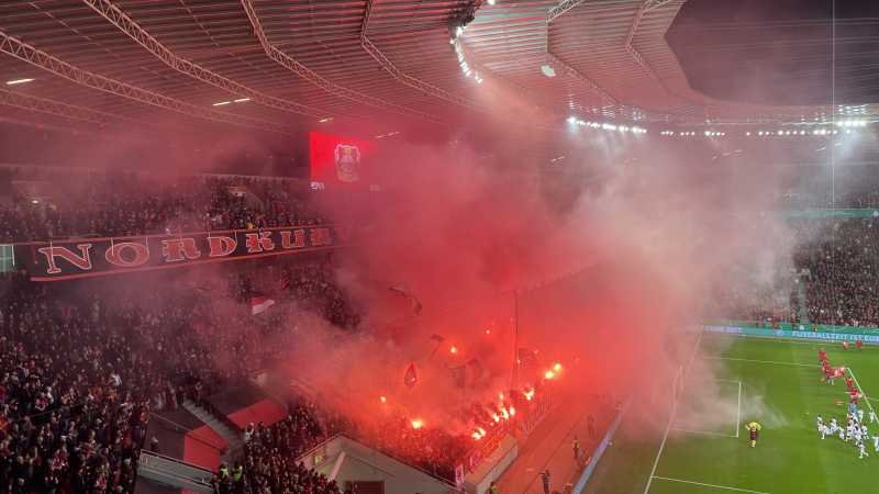 Stadion,Fußballspiel,Bengalos,Feuerwerk,strafbar